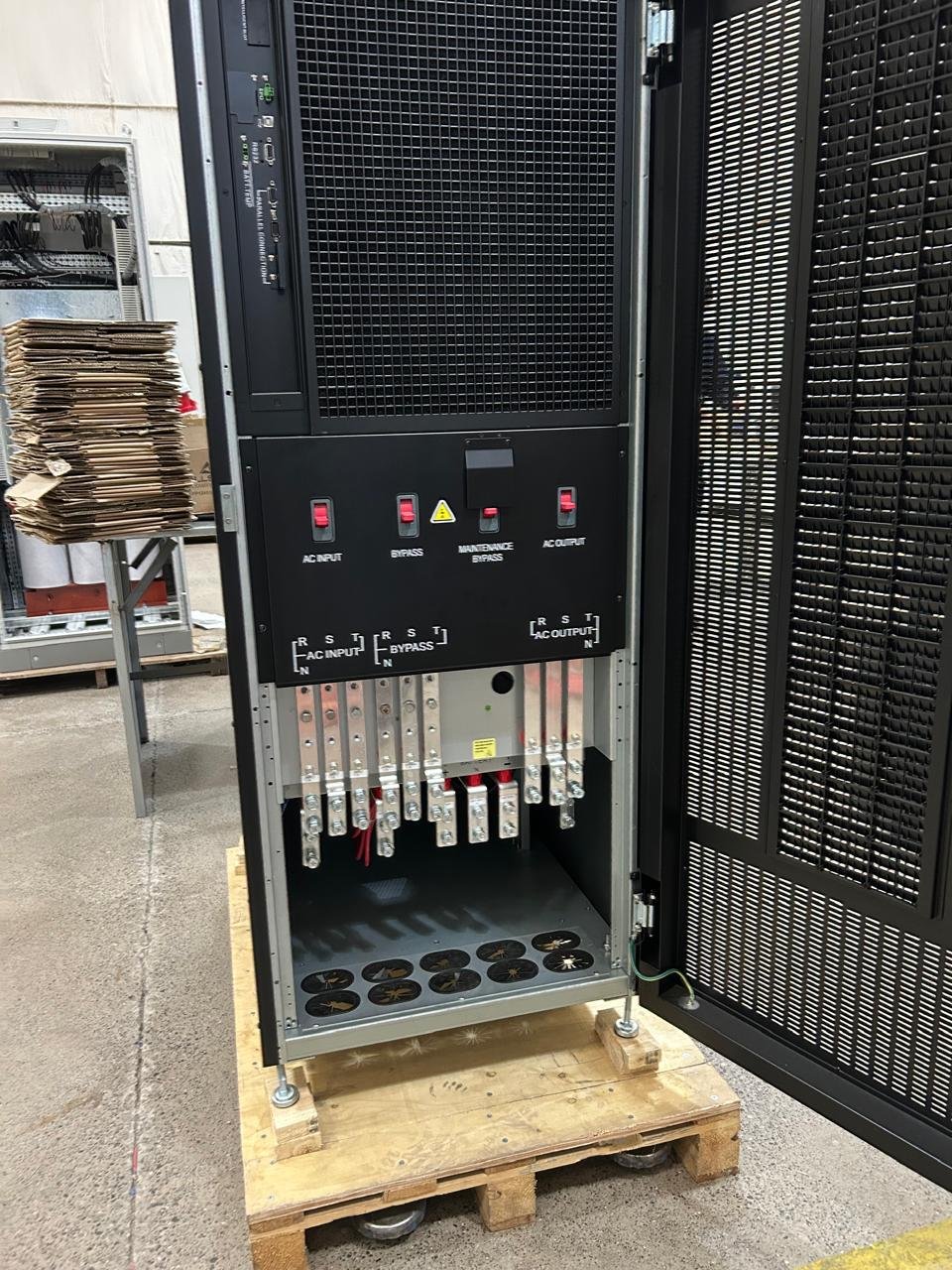 Proyecto eléctrico de energía en terreno