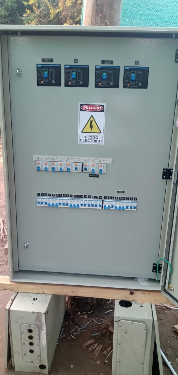 Tablero eléctrico exterior instalado en terreno