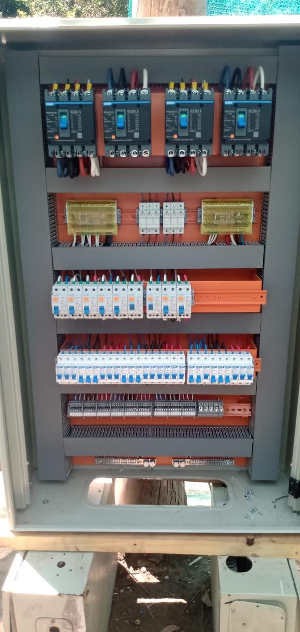 Interior de tablero eléctrico en montaje